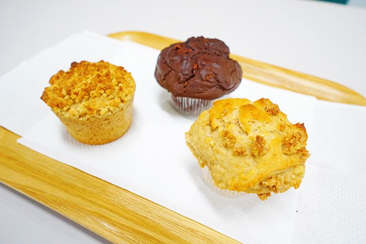 NY Muffinのバナナクランブル(右)ショコラマフィン(中)アップルコブラー(左)