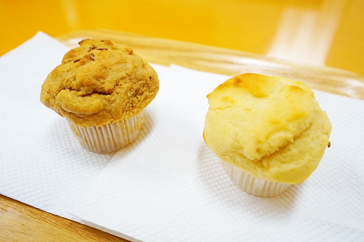 NY Muffinのアインコーンマフィン(左)カムットマフィン(右)