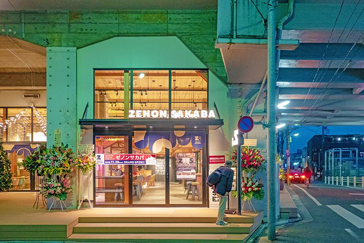吉祥寺の高架沿いにあるZENON SAKABA（ゼノンサカバ）の外観