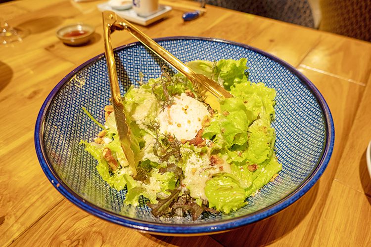 トリュフの風味が香る特製シーザーサラダ