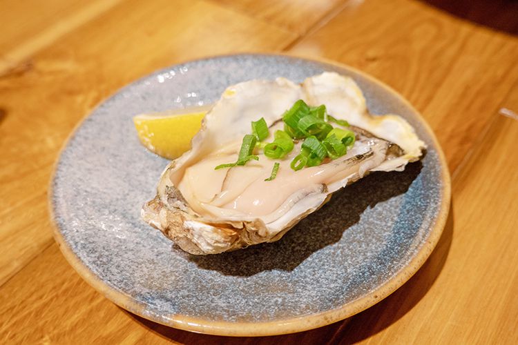 本日のおすすめメニューとして提供された新鮮な生牡蠣