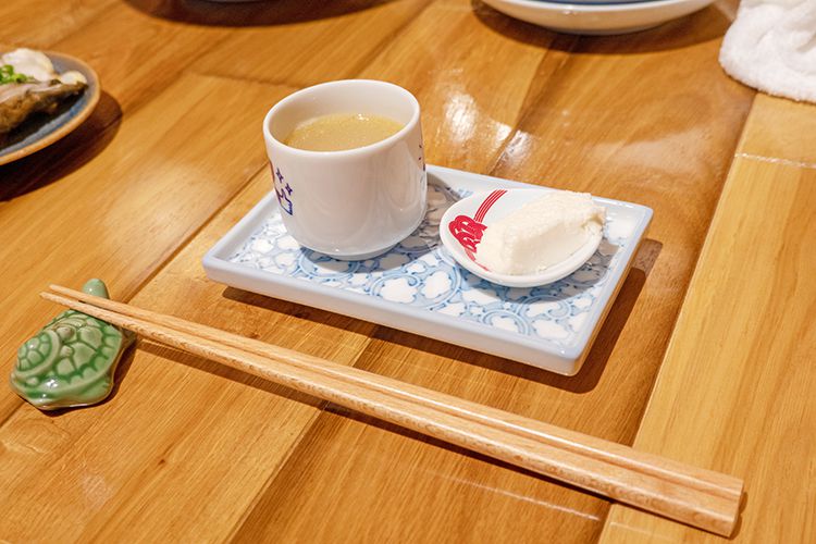 テーブルを彩る遊び心のあるオリジナル箸置きと食器