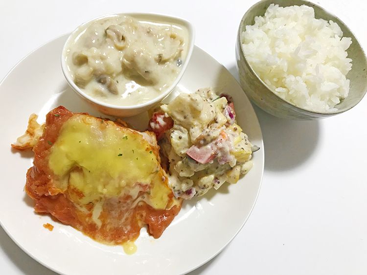 Meat&Deli Cafe KIKUのデリセットを皿に盛った様子