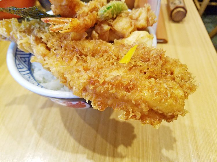 日本橋天丼 金子屋の穴子、海老2匹、小柱かき揚げ、海苔、スナップエンドウ、玉子