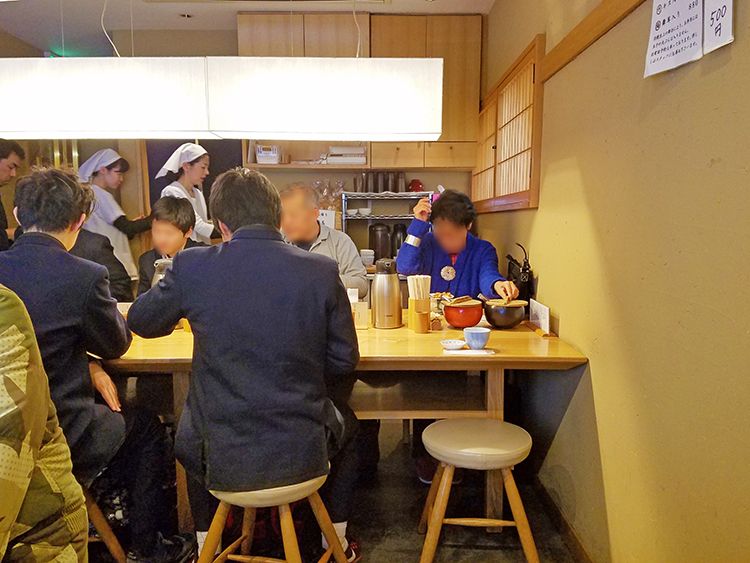 日本橋天丼 金子屋のカウンター8席・店内10席