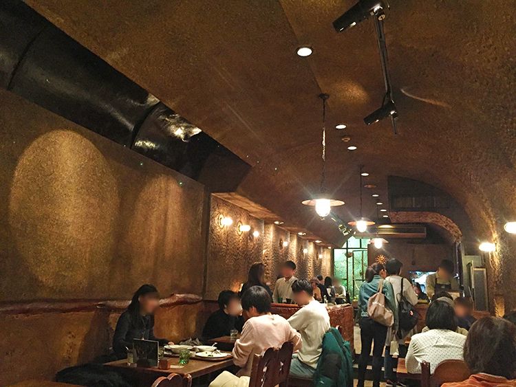 COFFEE HALL くぐつ草の店内