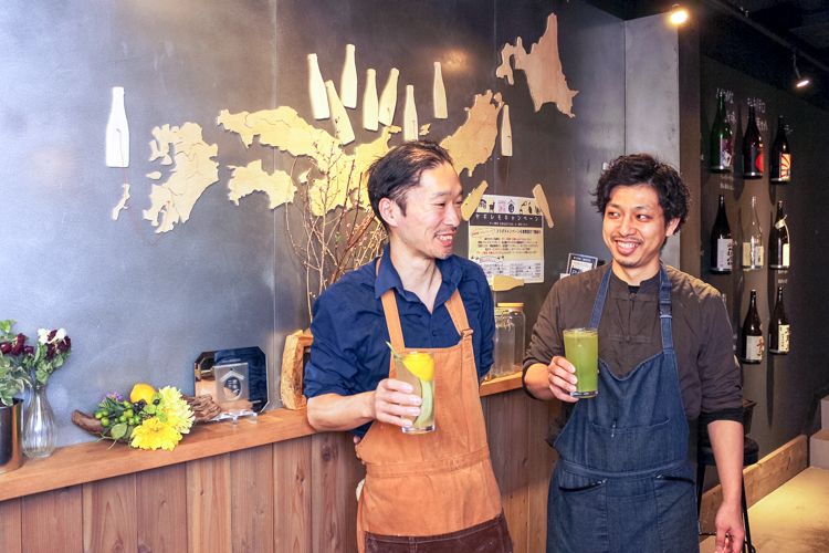 酒場ニホレモの店長の熊谷さん（左）とスタッフの栁澤さん（右）