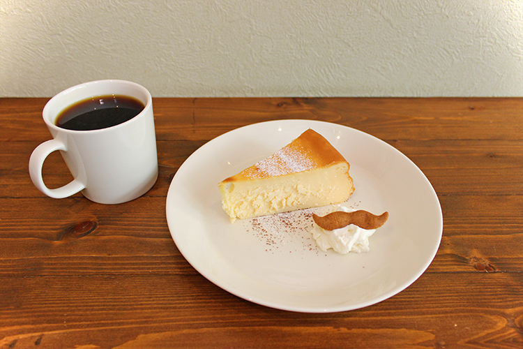 Cafe SchnurrWarzの旅の珈琲(タイム・ブレンド)・自家製のしっとりベイクドチーズケーキのセット(1200円)