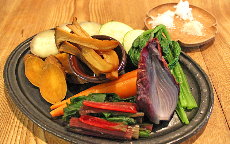 rootの「古来種と季節のお野菜盛り合わせ」(1058円)