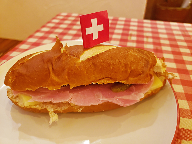 スイス食堂LePreのソフトプレッツェルのサンドイッチ