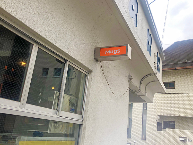 Mugsの看板