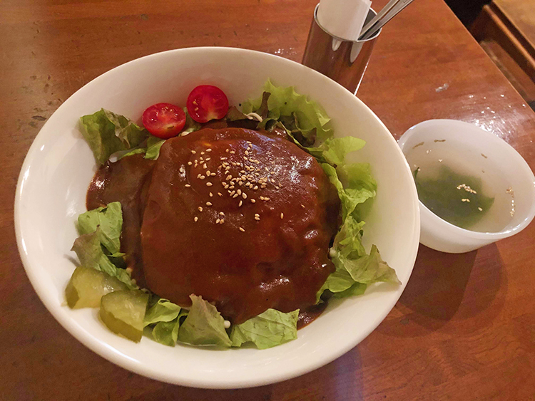 「Mugs」のロコモコ丼