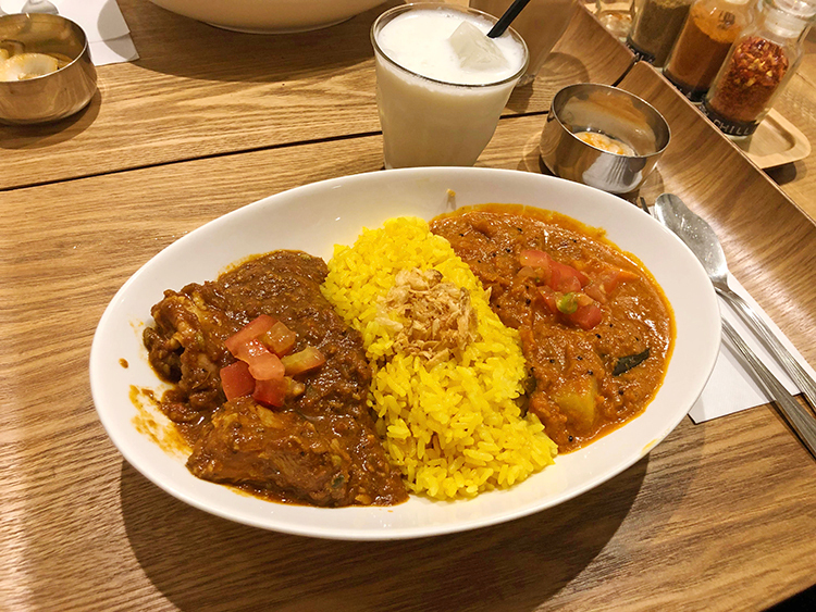 レインボウスパイス カフェチャイストールのダブルカリーライス(チキンマサラ、野菜マサラ)