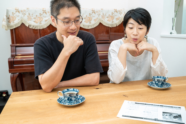 当時のことを振り返りながら現在お住まいの物件資料を懐かしむご夫婦