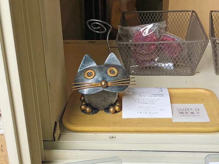 wata 焼き菓子のキャッシュトレイ上の黒猫