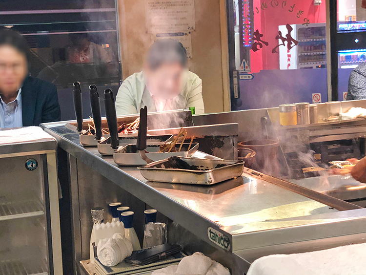荻窪のやきとりの名門「秋吉」の店内