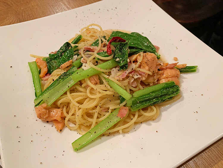 とれたて食堂の「旬!!スモークサーモンとベーコン、小松菜のペペロンチーノ~黒こしょうの香り~」