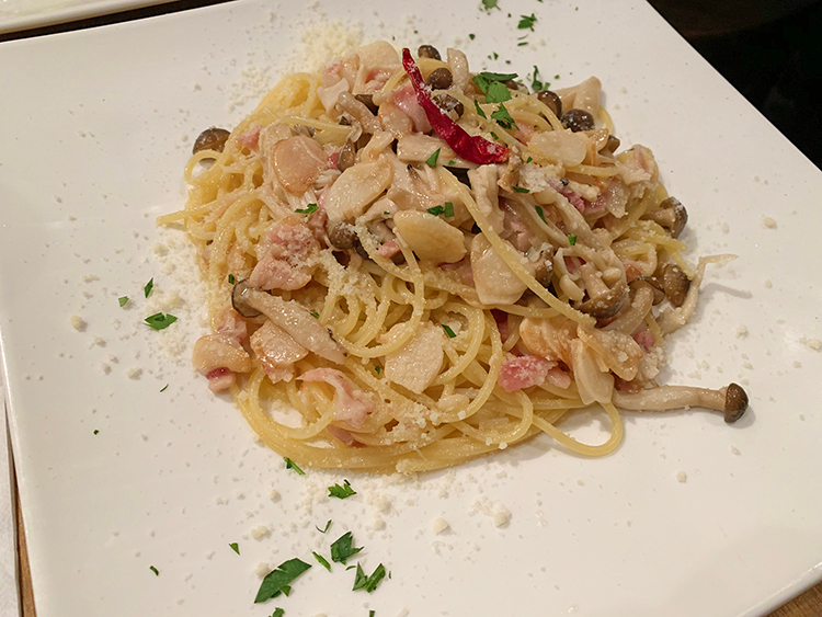 とれたて食堂のたっぷりキノコとベーコンの塩味スパゲッティ パルミジャーノをからめて