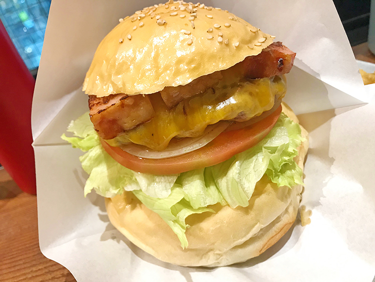 WAKIE WAKIEのベーコンチーズバーガー