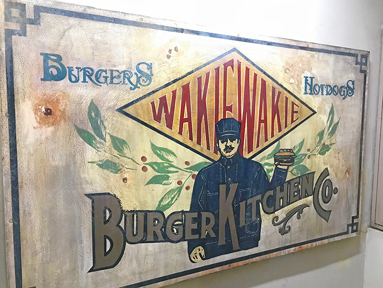 WAKIE WAKIEの看板