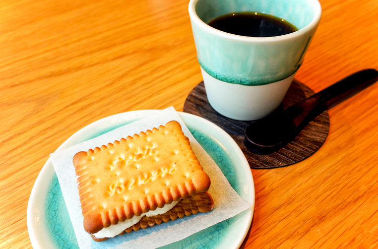 こころダイニング 吉祥寺店のしょうゆもろみソフトのクッキーサンド
