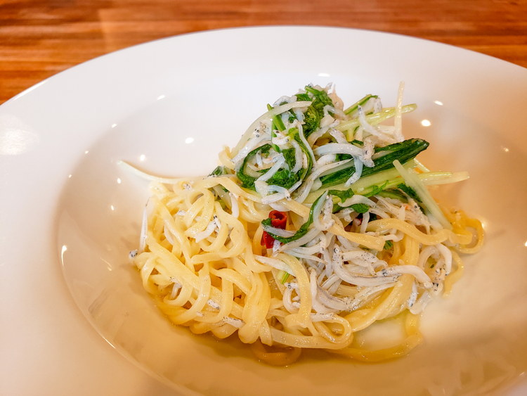 レーニォの自家製パスタ しらすと水菜のペペロンチーノ