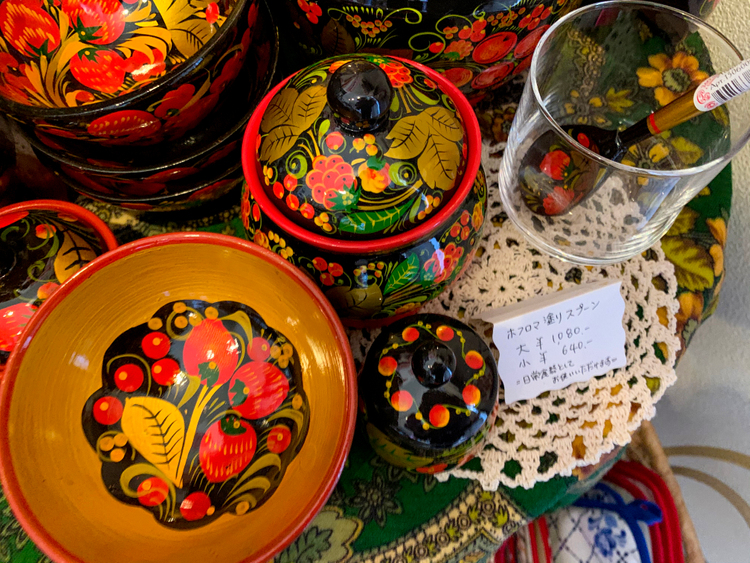 ロシア雑貨店パルクに並ぶホフロマ塗りの器