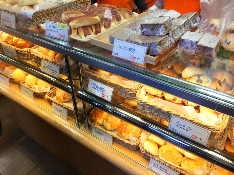 ミルクロールのパンが並ぶショーケース