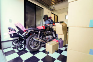 ガレージにはお二人の趣味関係のグッズがぎっしり。