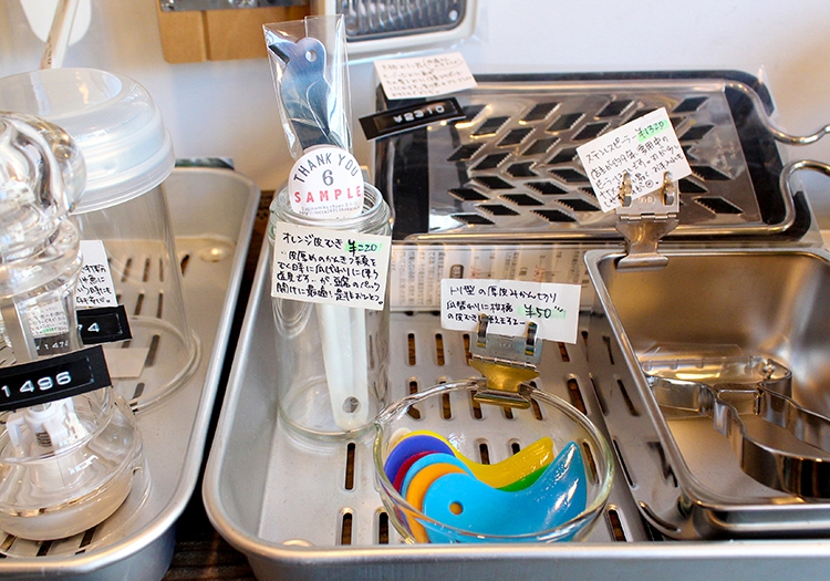 雑貨食堂 六貨の鳥の形をしたオレンジ皮むき220円(左)・厚皮みかん切り50円(右)