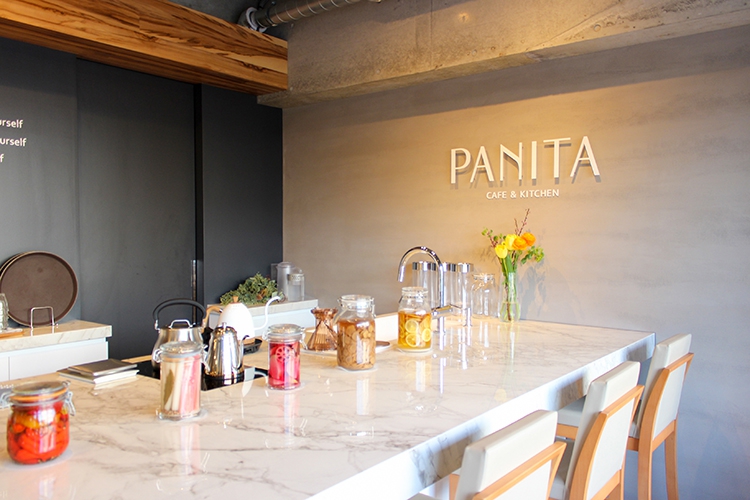 CAFE & KITCHEN PANITAのカウンター席