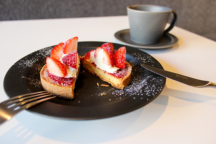 CAFE & KITCHEN PANITAのイチゴタルトの断面