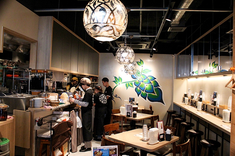 エリックサウス高円寺カレー&ビリヤニの店内1