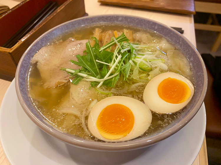 「ワンタンメンの満月」塩ワンタンメン