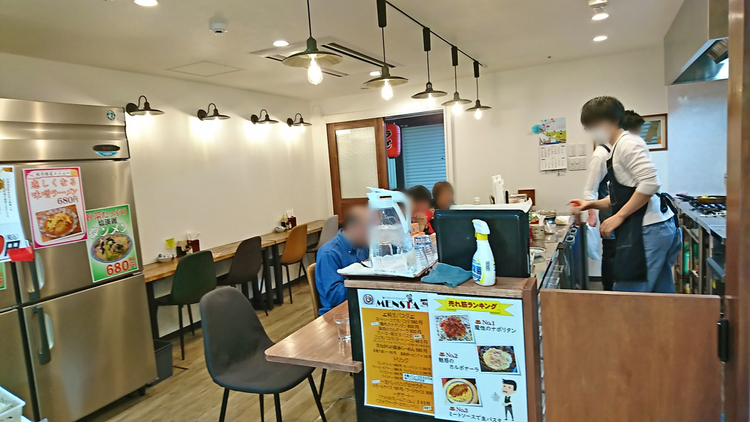 麺市場 中野ブロードウェイ店の店内