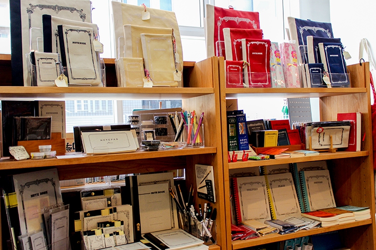 山田文具店のノート型のポーチたち