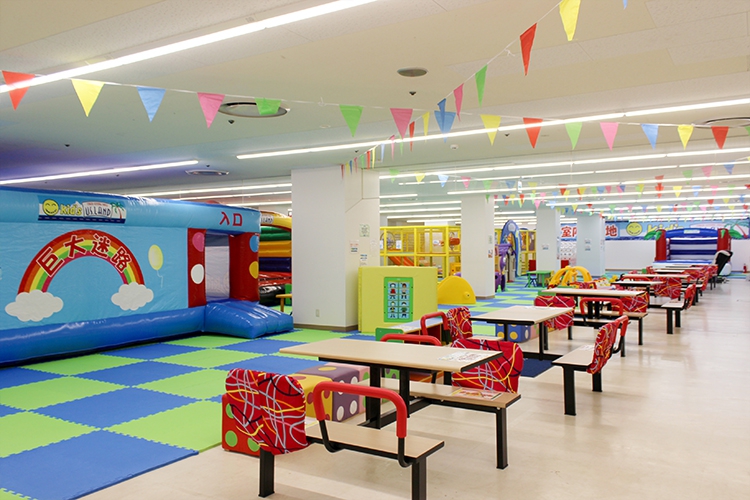 Kid's US.LANDのテーブル席やソファー