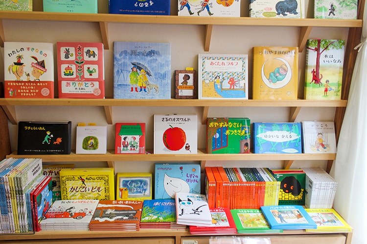 子どもの本やの綺麗に並んだ絵本