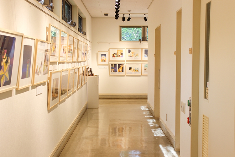 三鷹市星と森と絵本の家の廊下