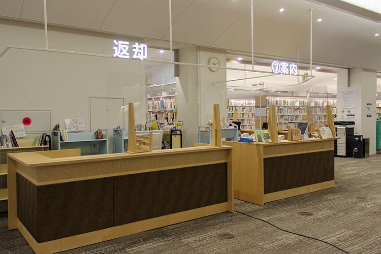 杉並区中央図書館の返却j&案内カウンター
