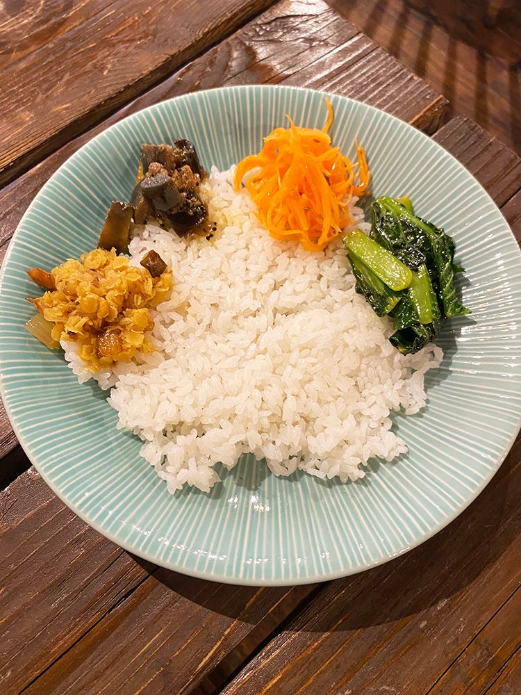ロジスパイス&アンダーバーのライス(マッシュルームロースト、ナスのペーストとオリーブ、キャロットラペ、小松菜炒め)