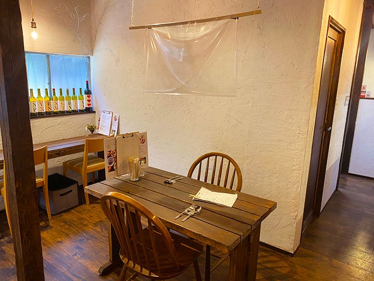 ロジスパイス&アンダーバーの店内