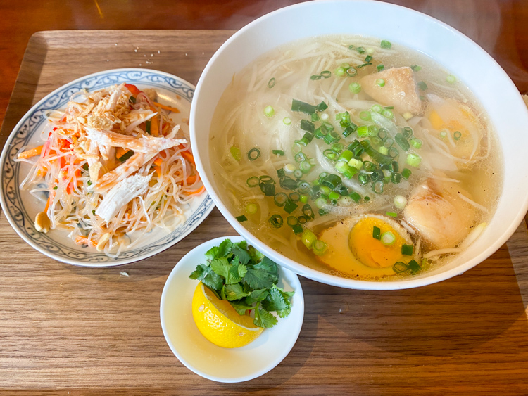 フォーハノイ キッチン&カフェの豚の角煮フォーとサラダセット