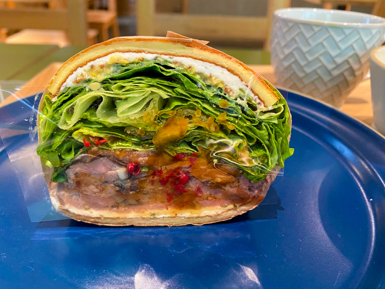 MOCMO sandwichesの肉厚なローストビーフ
