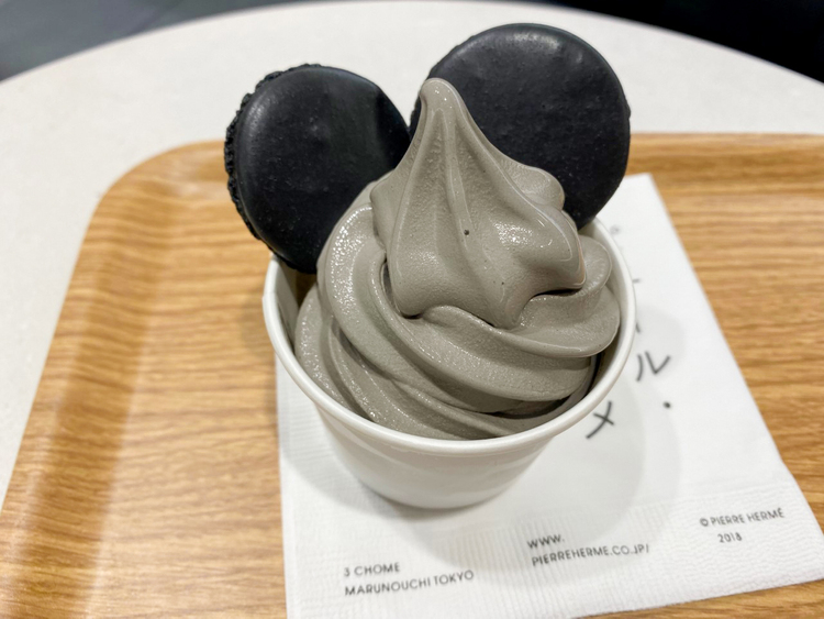 Made in ピエール・エルメ 吉祥寺の「黒ゴマソフトクリーム」(イートイン660円、テイクアウト648円)
