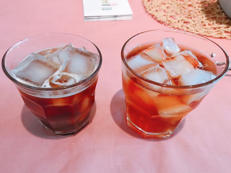 シェガーノのアイスコーヒーとアイスティー(各100円)