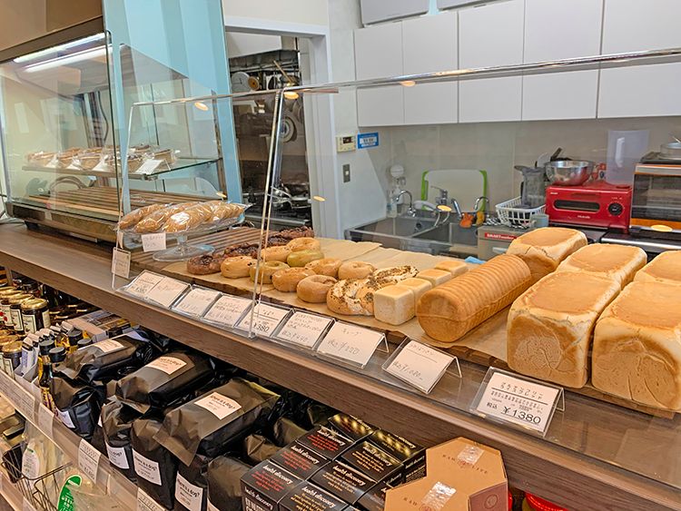 Where is a dog?のショーケース