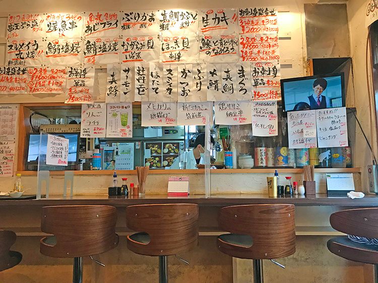 かどや魚丸の店内