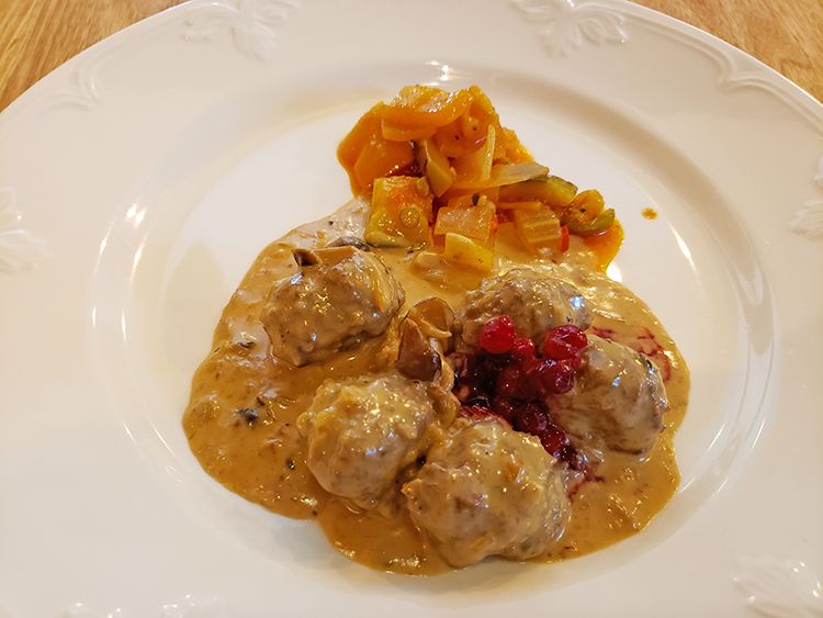 ALLT GOTTの本日のメインディッシュ <肉料理>スウェーデン風スパイシーミートボール リンゴンベリー添え