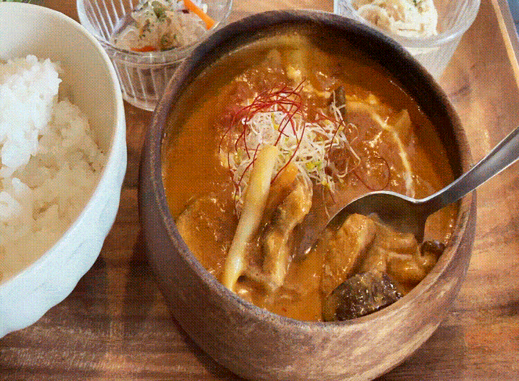 Alley Cafe(アリーカフェ)のナスと竹の子と柔らかポークのココナッツレッドカレープレート 動画